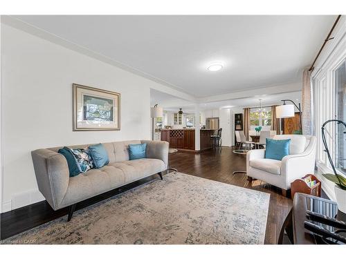 21 Lakeside Drive, Grimsby, ON - Indoor Photo Showing Living Room