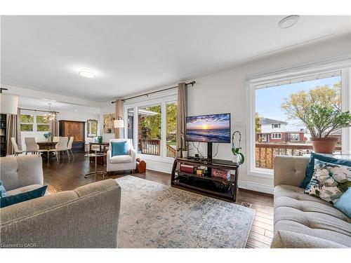 21 Lakeside Drive, Grimsby, ON - Indoor Photo Showing Living Room