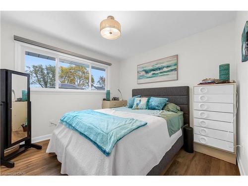 21 Lakeside Drive, Grimsby, ON - Indoor Photo Showing Bedroom