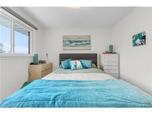 21 Lakeside Drive, Grimsby, ON - Indoor Photo Showing Bedroom
