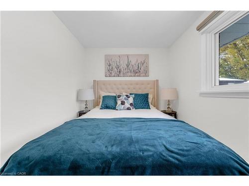 21 Lakeside Drive, Grimsby, ON - Indoor Photo Showing Bedroom