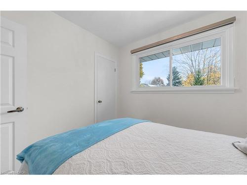 21 Lakeside Drive, Grimsby, ON - Indoor Photo Showing Bedroom