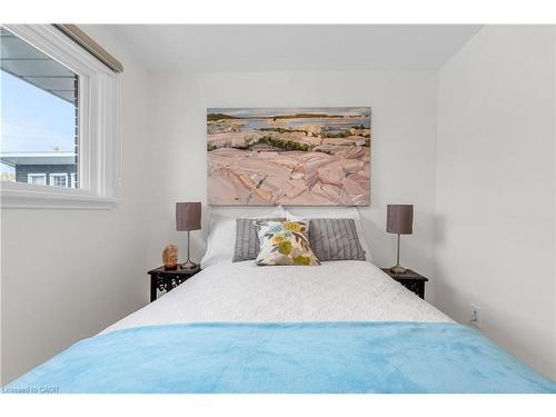 21 Lakeside Drive, Grimsby, ON - Indoor Photo Showing Bedroom