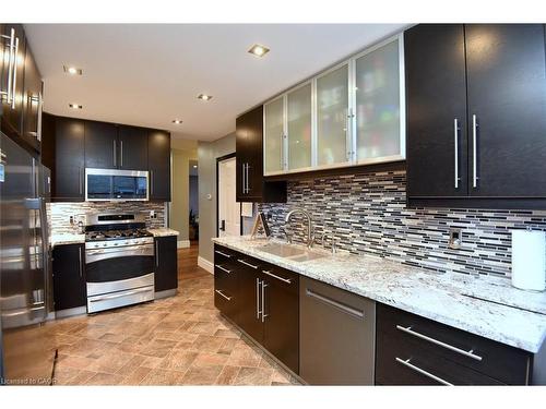2346 Cavendish Drive, Burlington, ON - Indoor Photo Showing Kitchen With Upgraded Kitchen