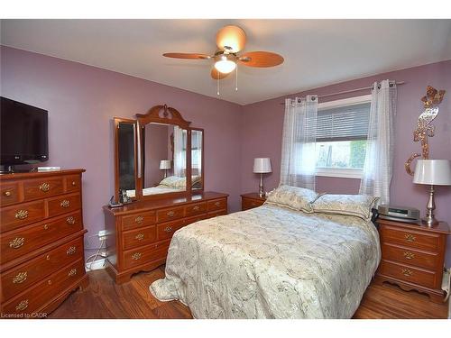 2346 Cavendish Drive, Burlington, ON - Indoor Photo Showing Bedroom