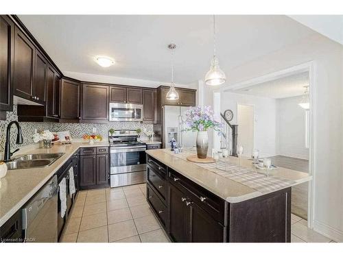 475 Zuest Crescent, Milton, ON - Indoor Photo Showing Kitchen With Double Sink With Upgraded Kitchen