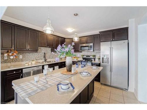 475 Zuest Crescent, Milton, ON - Indoor Photo Showing Kitchen With Upgraded Kitchen