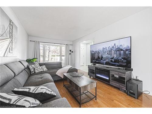 4-2220 Upper Middle Road, Burlington, ON - Indoor Photo Showing Living Room
