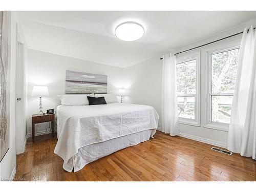 4-2220 Upper Middle Road, Burlington, ON - Indoor Photo Showing Bedroom