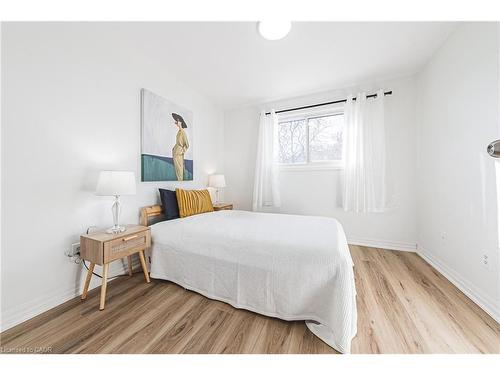 4-2220 Upper Middle Road, Burlington, ON - Indoor Photo Showing Bedroom