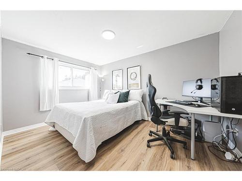 4-2220 Upper Middle Road, Burlington, ON - Indoor Photo Showing Bedroom