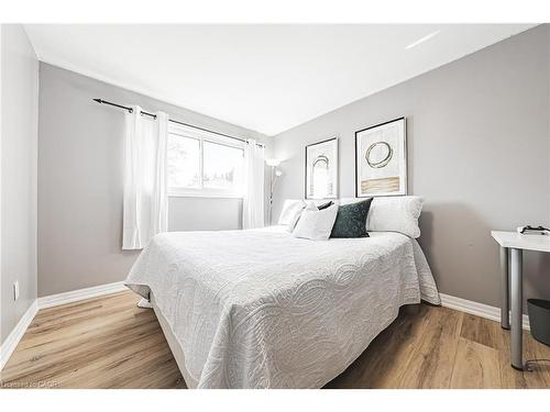 4-2220 Upper Middle Road, Burlington, ON - Indoor Photo Showing Bedroom