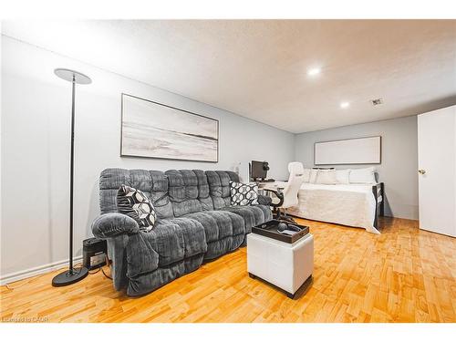 4-2220 Upper Middle Road, Burlington, ON - Indoor Photo Showing Living Room