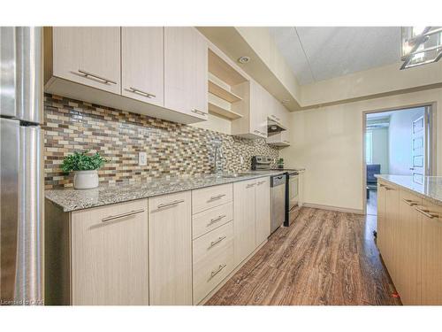 302-8 Hickory Street W, Waterloo, ON - Indoor Photo Showing Kitchen With Upgraded Kitchen