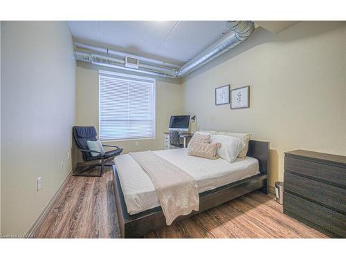 302-8 Hickory Street W, Waterloo, ON - Indoor Photo Showing Bedroom