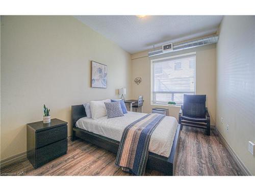 302-8 Hickory Street W, Waterloo, ON - Indoor Photo Showing Bedroom