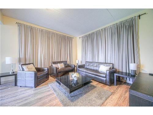302-8 Hickory Street W, Waterloo, ON - Indoor Photo Showing Living Room