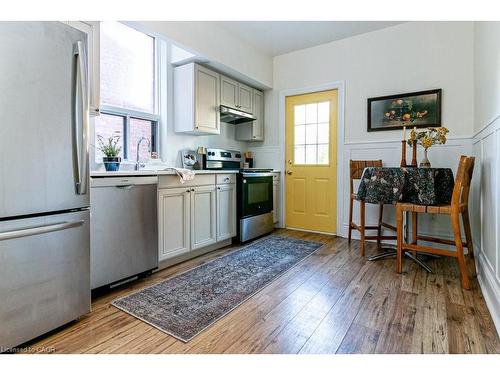49 Madison Avenue, Hamilton, ON - Indoor Photo Showing Kitchen
