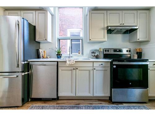 49 Madison Avenue, Hamilton, ON - Indoor Photo Showing Kitchen