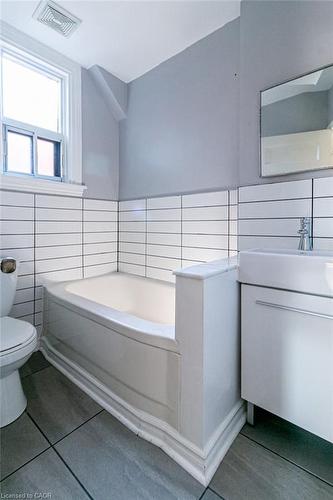 49 Madison Avenue, Hamilton, ON - Indoor Photo Showing Bathroom
