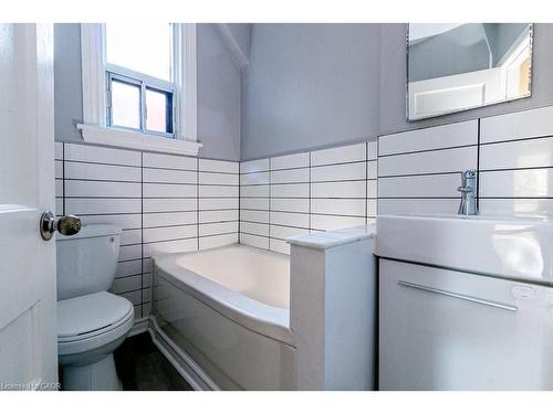 49 Madison Avenue, Hamilton, ON - Indoor Photo Showing Bathroom