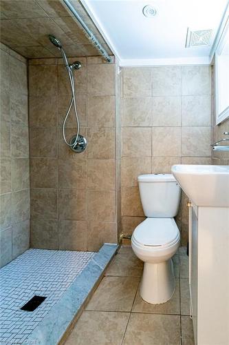 49 Madison Avenue, Hamilton, ON - Indoor Photo Showing Bathroom