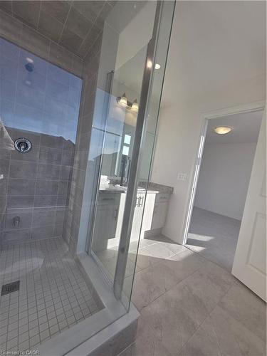 484 Provident Way, Hamilton, ON - Indoor Photo Showing Bathroom
