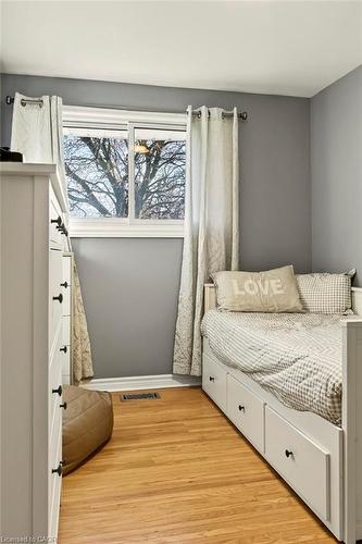 7 Prince Charles Drive, St. Catharines, ON - Indoor Photo Showing Bedroom