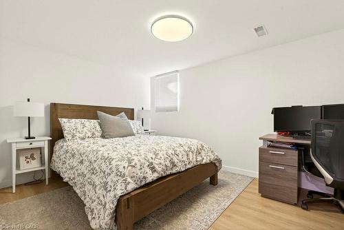 7 Prince Charles Drive, St. Catharines, ON - Indoor Photo Showing Bedroom