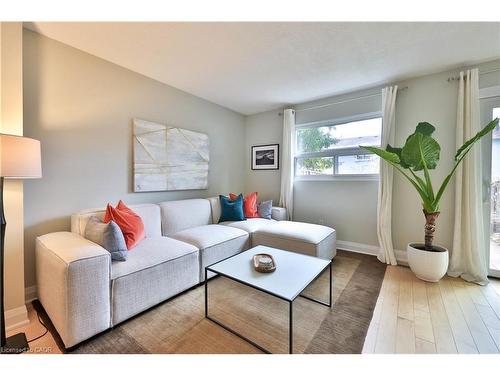 83-1055 Shawnmarr Road, Mississauga, ON - Indoor Photo Showing Living Room