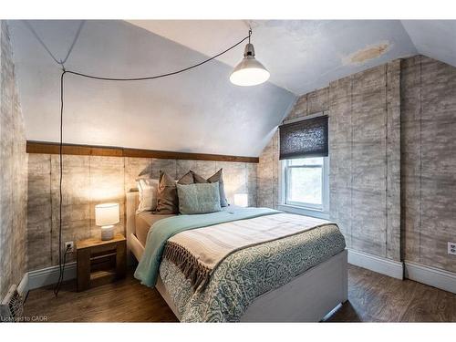 52 Connaught Avenue N, Hamilton, ON - Indoor Photo Showing Bedroom