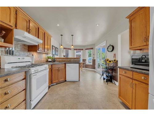 35 Highland Boulevard, Caledonia, ON - Indoor Photo Showing Kitchen
