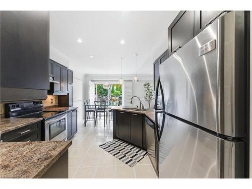 198 Springvalley Crescent, Hamilton, ON - Indoor Photo Showing Kitchen With Upgraded Kitchen