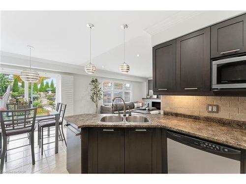 198 Springvalley Crescent, Hamilton, ON - Indoor Photo Showing Kitchen With Double Sink
