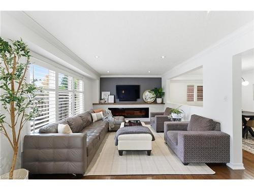 198 Springvalley Crescent, Hamilton, ON - Indoor Photo Showing Living Room