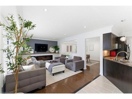 198 Springvalley Crescent, Hamilton, ON - Indoor Photo Showing Living Room