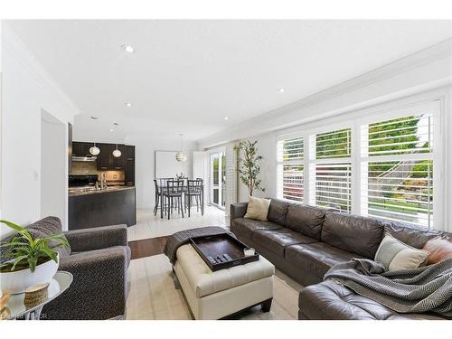 198 Springvalley Crescent, Hamilton, ON - Indoor Photo Showing Living Room