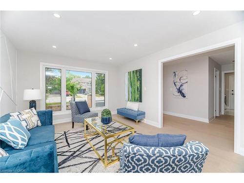 2392 Arnold Crescent, Burlington, ON - Indoor Photo Showing Living Room
