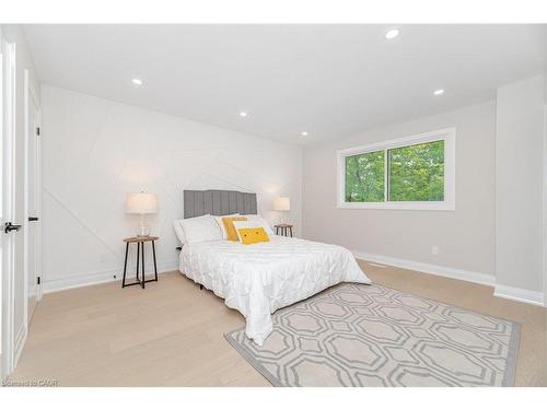 2392 Arnold Crescent, Burlington, ON - Indoor Photo Showing Bedroom