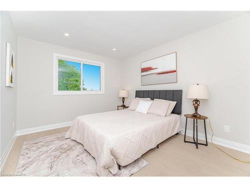 2392 Arnold Crescent, Burlington, ON - Indoor Photo Showing Bedroom