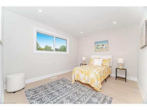 2392 Arnold Crescent, Burlington, ON - Indoor Photo Showing Bedroom