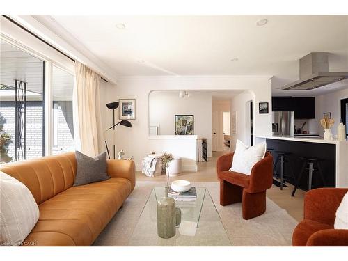 3495 Riverspray Crescent, Mississauga, ON - Indoor Photo Showing Living Room