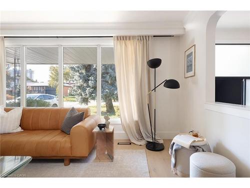 3495 Riverspray Crescent, Mississauga, ON - Indoor Photo Showing Living Room