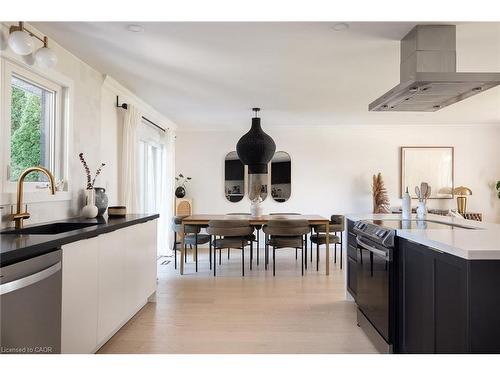 3495 Riverspray Crescent, Mississauga, ON - Indoor Photo Showing Kitchen With Upgraded Kitchen