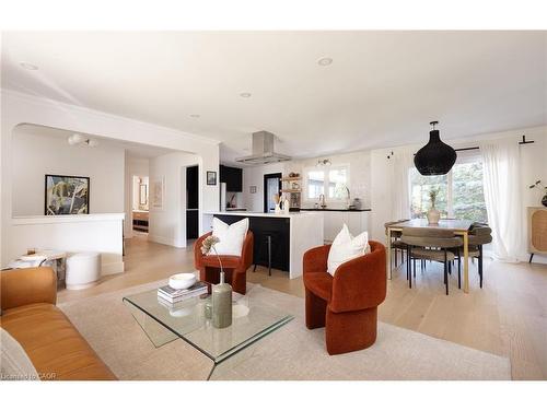 3495 Riverspray Crescent, Mississauga, ON - Indoor Photo Showing Living Room