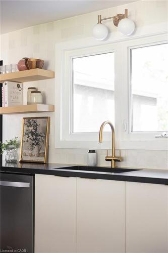 3495 Riverspray Crescent, Mississauga, ON - Indoor Photo Showing Kitchen