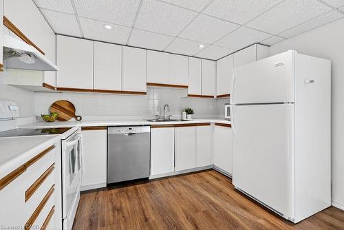 1007-5090 Pinedale Avenue, Burlington, ON - Indoor Photo Showing Kitchen With Double Sink