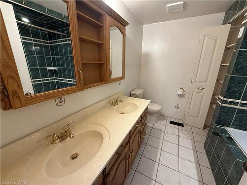 862 West 5Th Street, Hamilton, ON - Indoor Photo Showing Bathroom