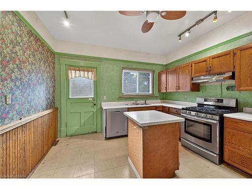 91 Spadina Avenue, Hamilton, ON - Indoor Photo Showing Kitchen