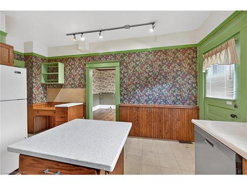 91 Spadina Avenue, Hamilton, ON - Indoor Photo Showing Kitchen
